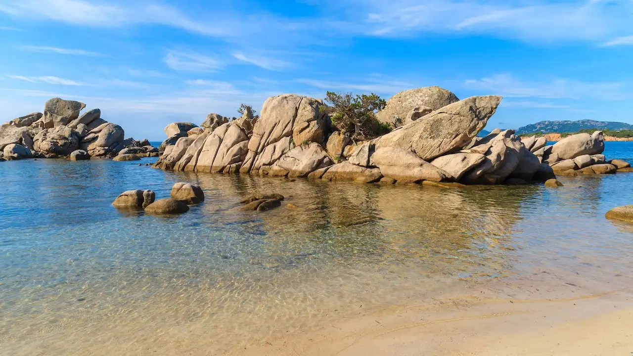 petite plage secrète de l'archipel des îles Lavezzi accessible lors d'une balade en bateau