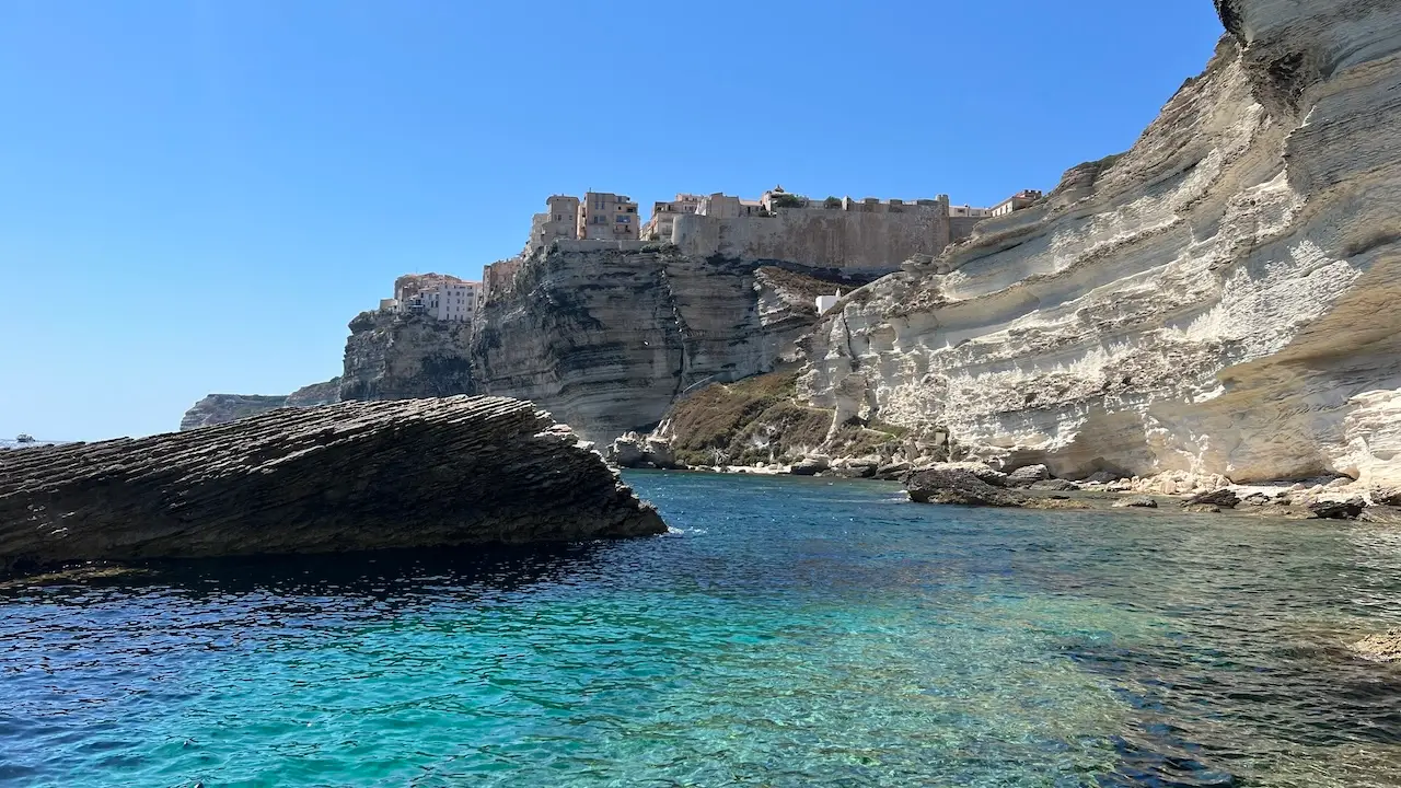 Plage de Sutta Rocca sous les grandes falaises de Bonifacio et sa citadelle