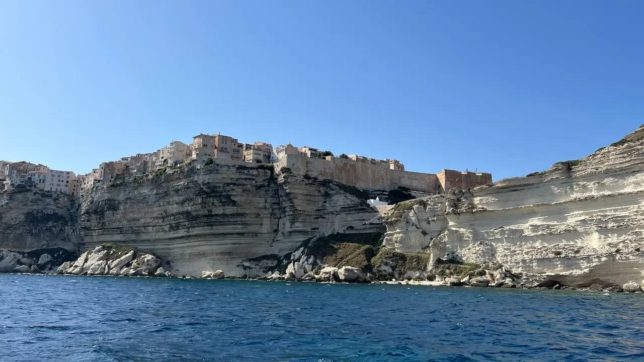 Bateau naviguant le long des falaises de Bonifacio lors d'une promenade en mer