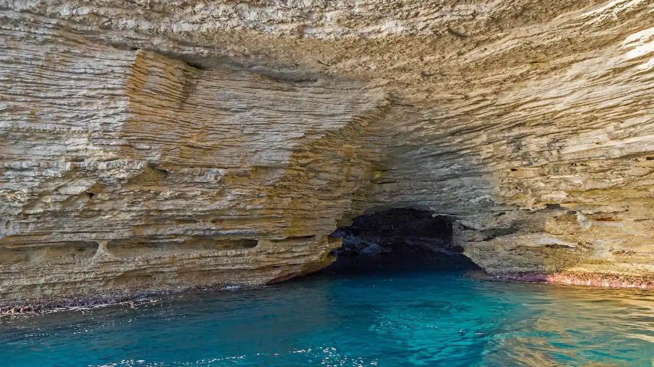 entrée de la grotte marine de Sdragonato à Bonifacio