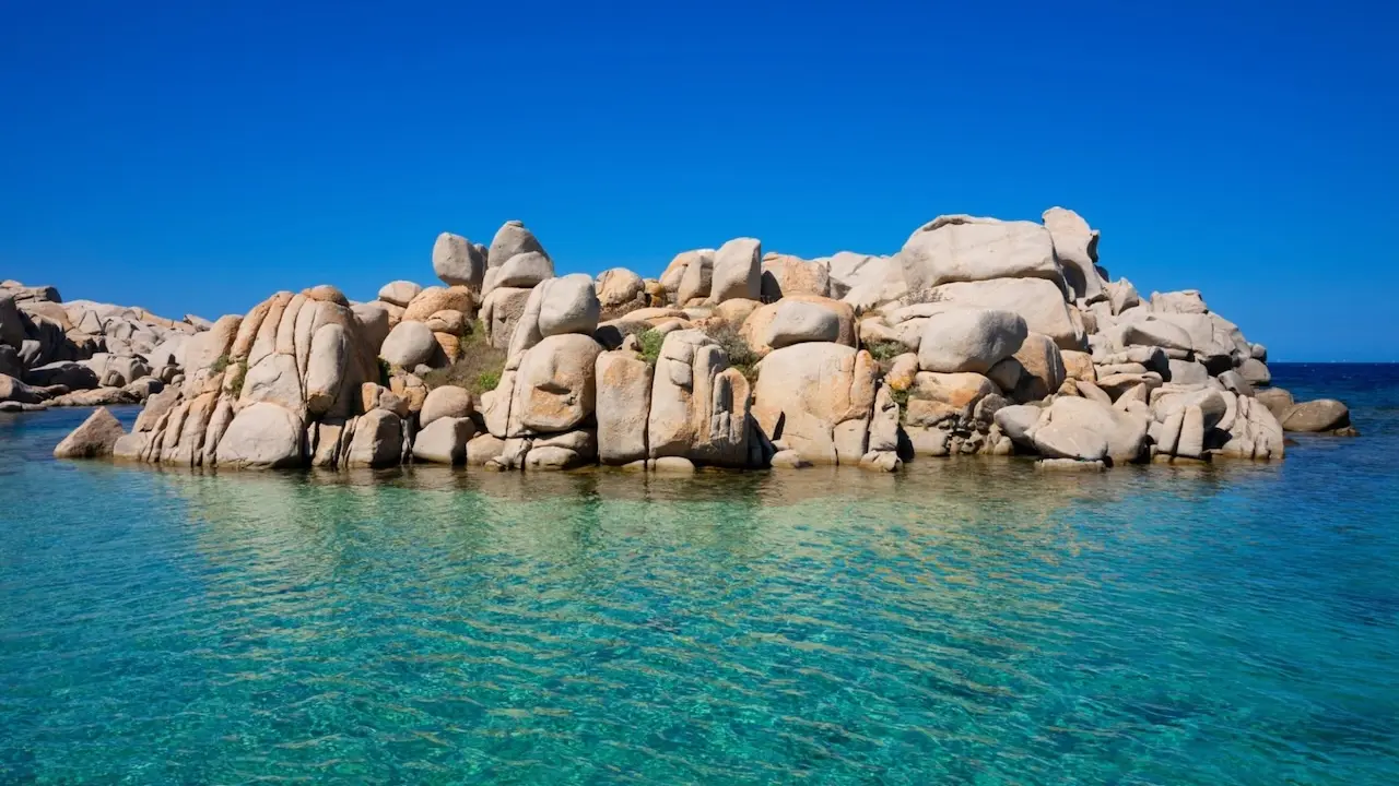 rochers erodés au milieu de l'eau turquoise sur l'archipel des îles Lavezzi accessible en bateau lors d'une privatisation