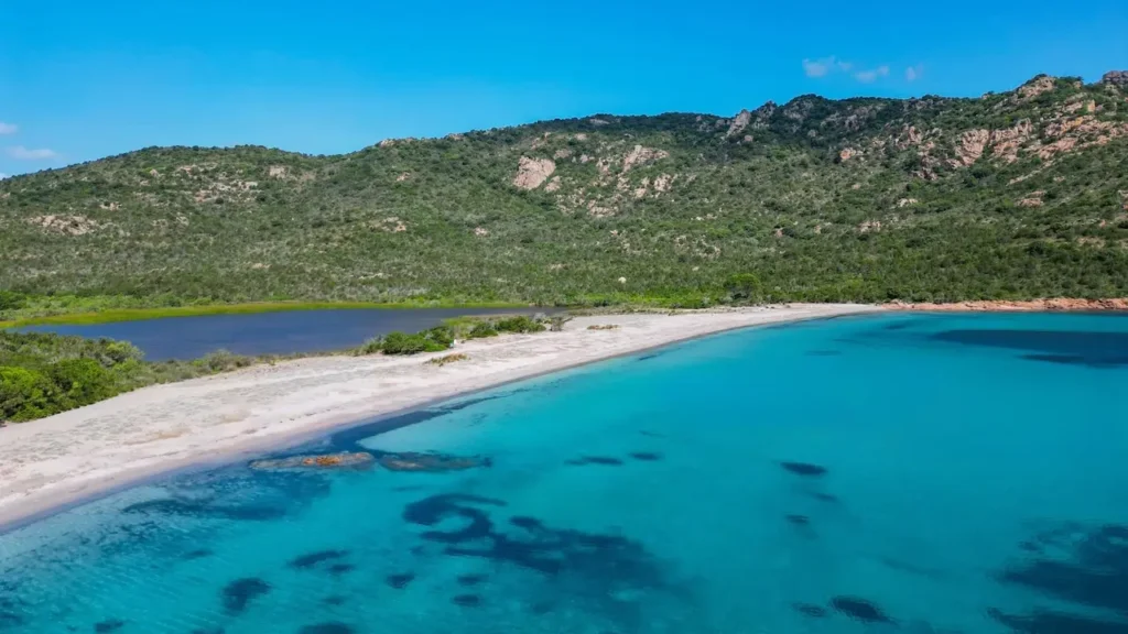 plage de Balistra de sable blanc séparant en deux la mer turquoise et l'étang de Balistra