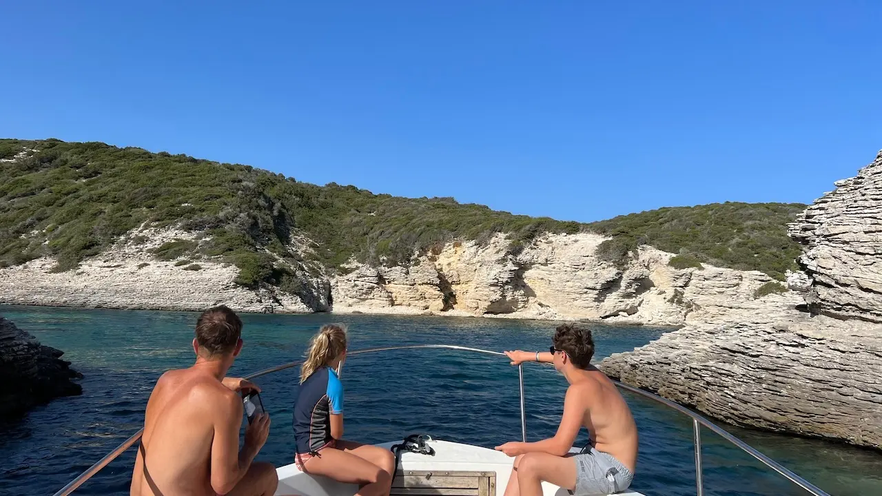 Famille sur le bateau profitant d'une excursion en mer autour des falaises de Bonifacio