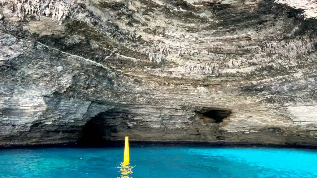 Formation géologique de la grotte du Sdragonato avec stalactites, Bonifacio