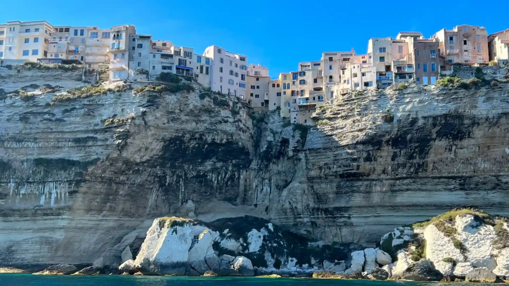 Habitations traditionnelles corses construites en surplomb des falaises calcaires de Bonifacio