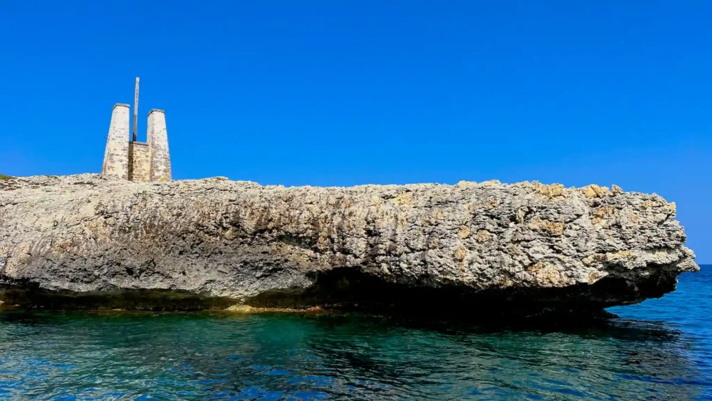 Monument en pierre sur la Pointe Sperone face à la mer, site de Bonifacio