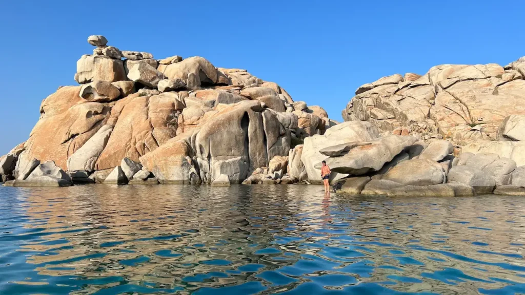 Blocs de granit rose formant piscines naturelles pour la baignade sur l'île Lavezzu, Bonifacio